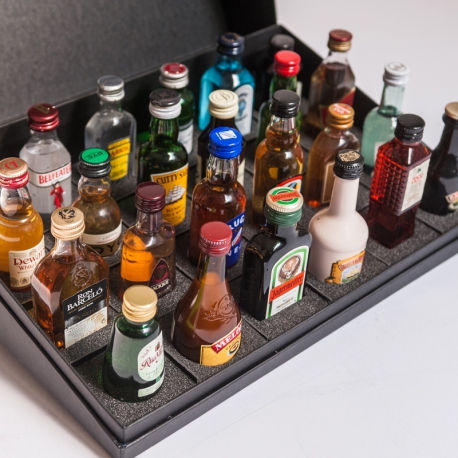Le minibar idéal à la maison pour votre salon avec 24 bouteilles d'alcool  et mini bouteilles